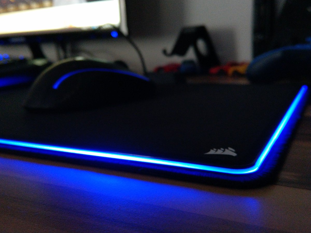 xXxKulle23xXx's tweet photo. Dieser @CORSAIRDE Hype den @StaiyLIVE in mir ausgelöst hat 🤣 #corsair #mm800 #RGB #Gaming https://t.co/3bzYli7ubQ