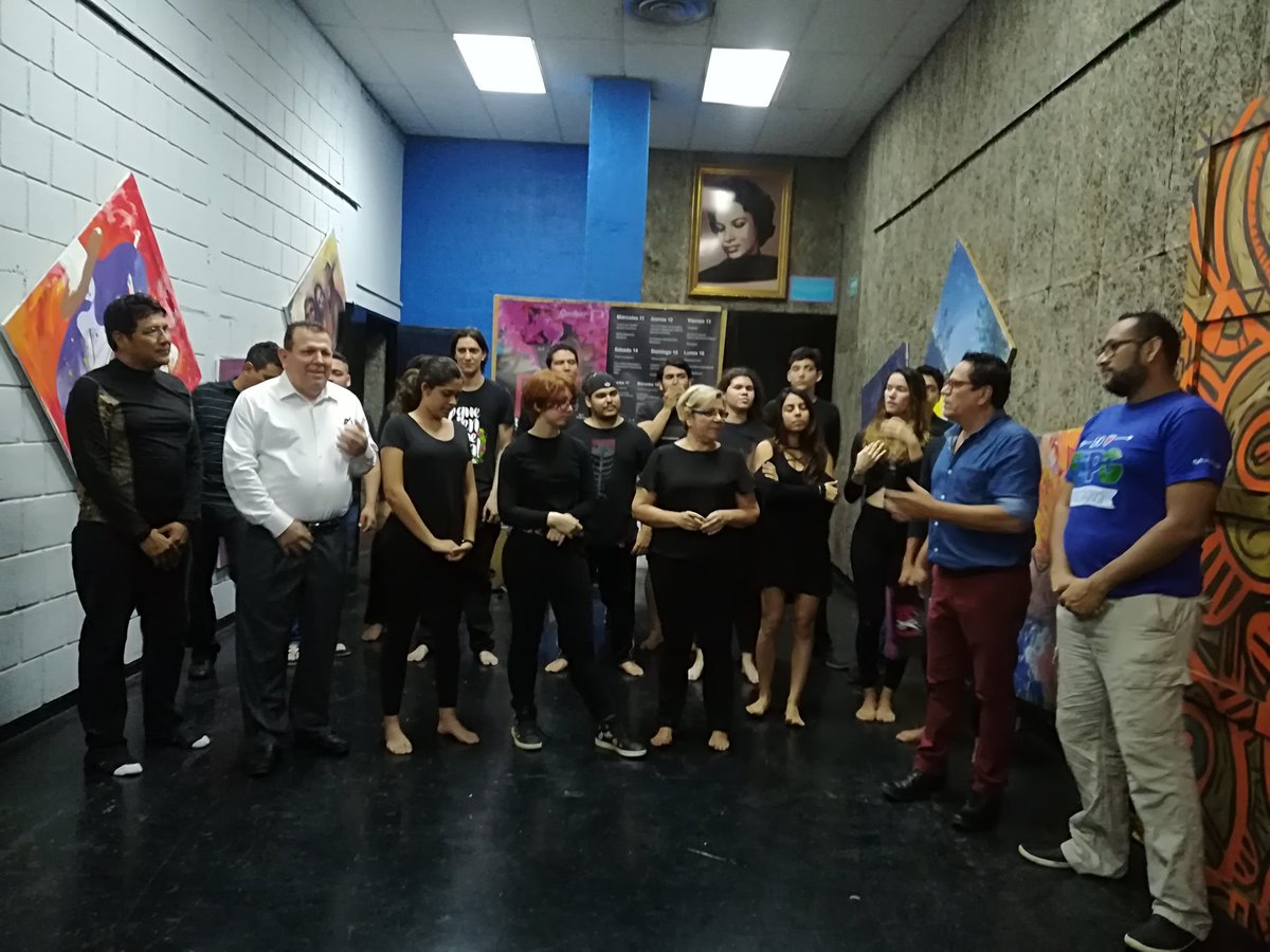 CuadraGaray's tweet photo. @LaTrincheraNic  Clausura del Taller de Expresión Actor al impartido por el Actor y director del Grupo teatral LOS ILUSTRES DESCONOCIDOS Nabucodonosor Ganimedez en el Lobby de la Sala Experimental Pilar Aguirre https://t.co/4Ar3yMJBVd