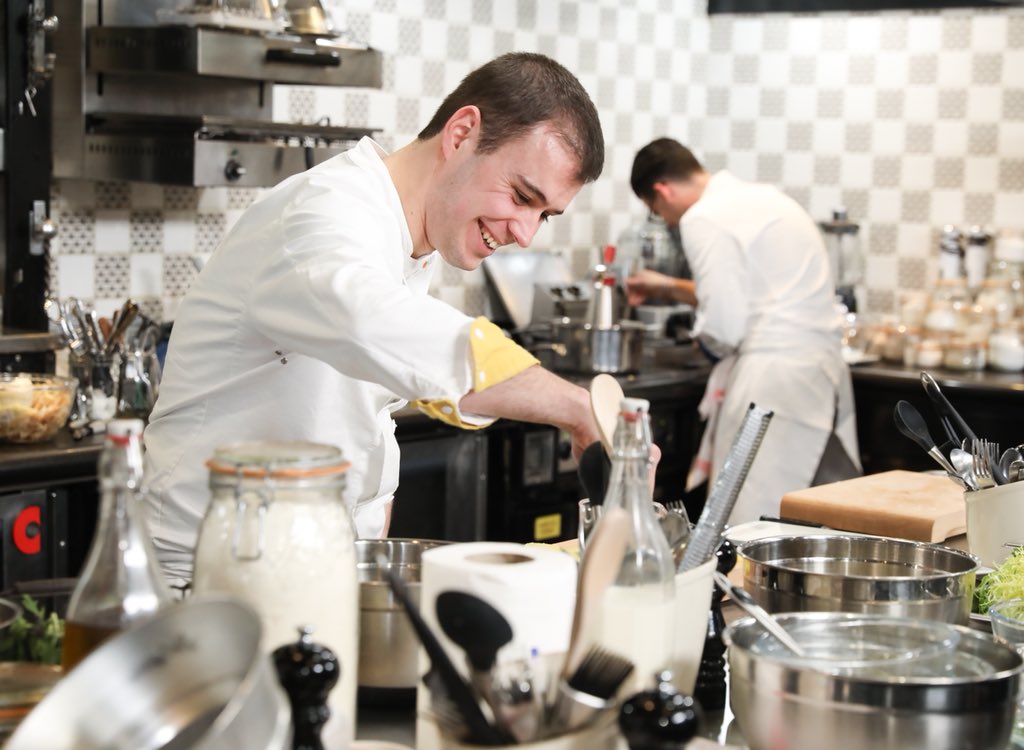 CDescouls's tweet photo. La patateeeee car dans le trio final de Top Chef 2018! 😀🤪 Un immense merci à tous pour votre soutien dans cette aventure ! 👨🏼‍🍳👌🏻🍽🙌🏻 📷: Marie Etchegoyen - M6 #topchef2018 #topchef @M6  @topchefOFFICIEL https://t.co/EwERUYmXHZ