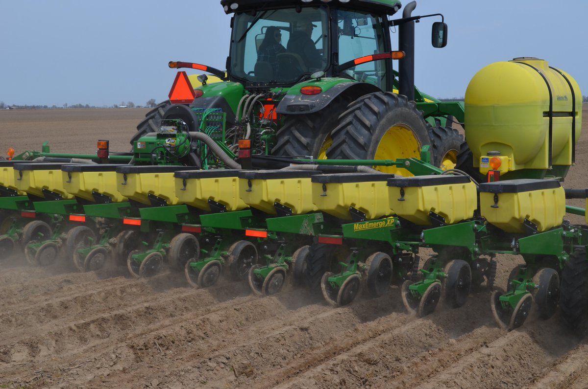 NACHURS's tweet image. Grower Corbe Anderson from Arkansas planting his corn with the latest NACHURS liquid fertilizer technologies #infurrow #BioK #RhyzoLink #plant18