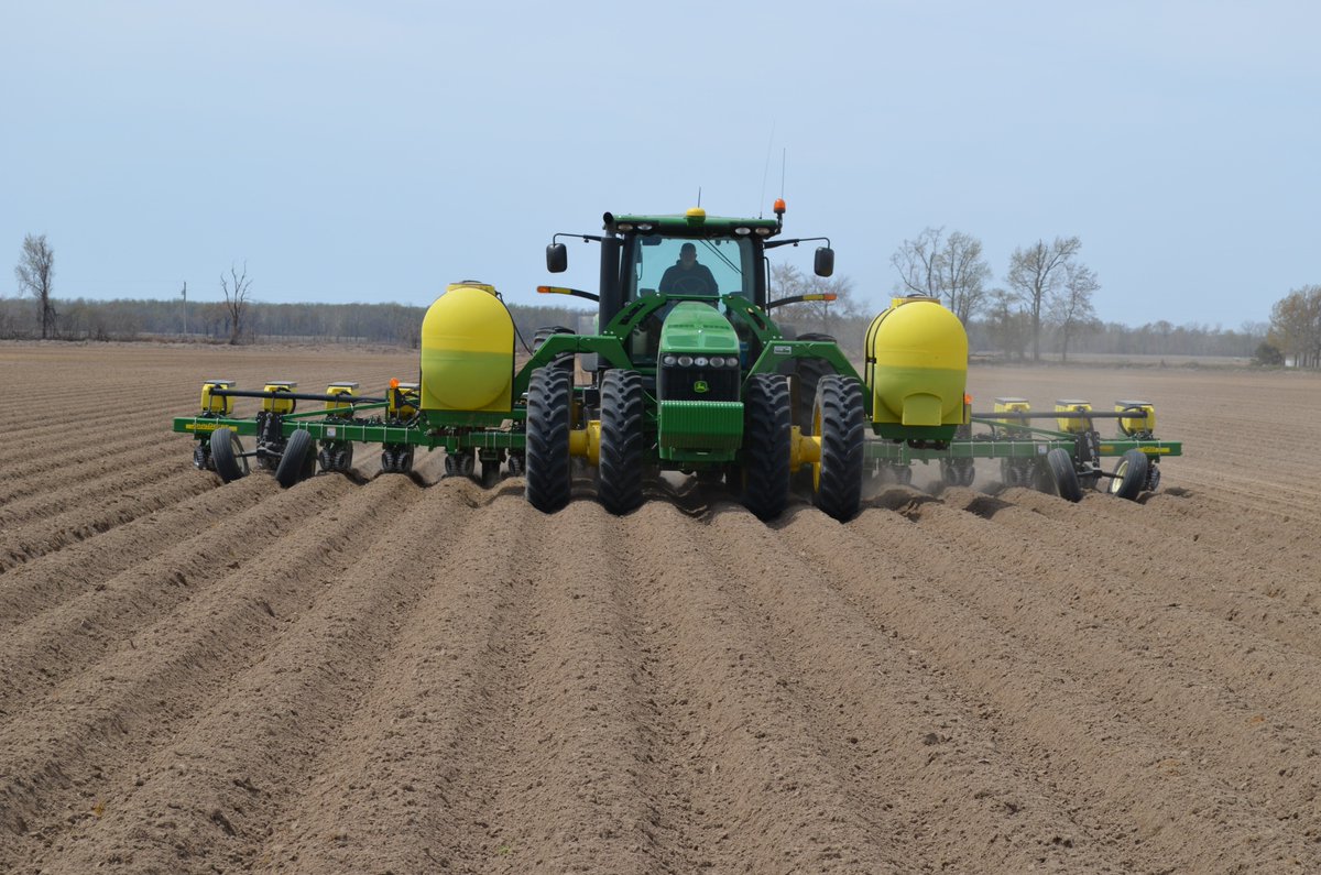 NACHURS's tweet image. Grower Corbe Anderson from Arkansas planting his corn with the latest NACHURS liquid fertilizer technologies #infurrow #BioK #RhyzoLink #plant18