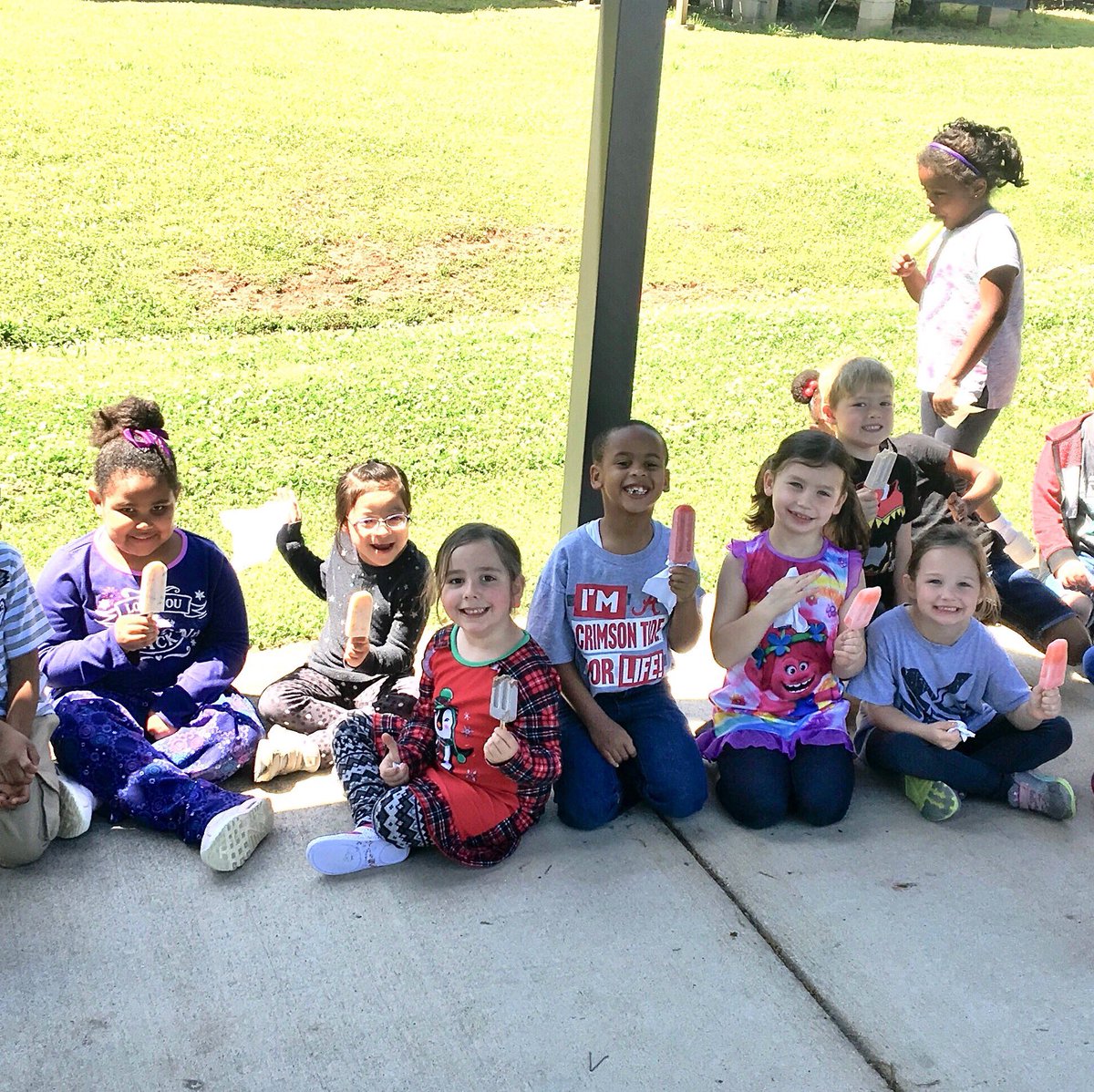 FriosMontevallo's tweet photo. It’s Frios Friday at Montevallo Elementary School! The Pop Truck is slingin’ pops and fundraising for the MES PTO! We can do the same for your group, as well! https://t.co/P6C4LzUalN