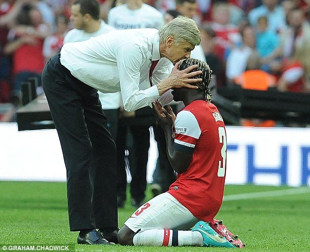 ArsenalChile's tweet photo. #DiaInternacionalDelBeso, parte I.

El más grande, junto a Bacary Sagna, cuando se ganó la FA Cup en 2014. https://t.co/2X9DGqvKTR