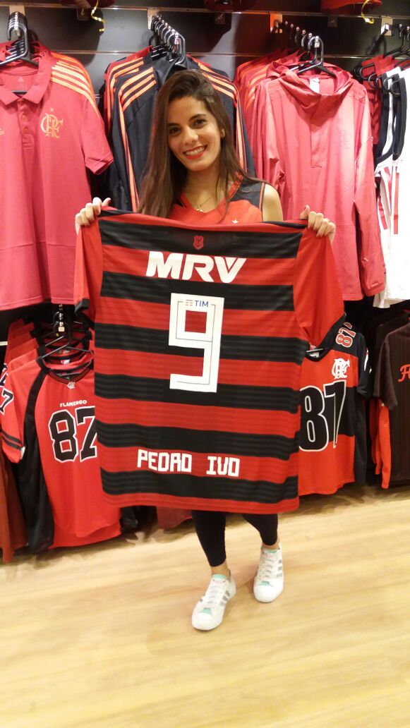 carolbotini's tweet photo. Essa vai do Rio de Janeiro diretamente pra Goiânia! ✈️
E você? Tá esperando o quê?
VEM PRA ESPAÇO RUBRO-NEGRO NO SHOPPING TIJUCA! 👊🏼🔴⚫
#ChamemACarol #ChamemABotini
#CRF #Flamengo #VamosFlamengo https://t.co/Gk0VQ9dlFt
