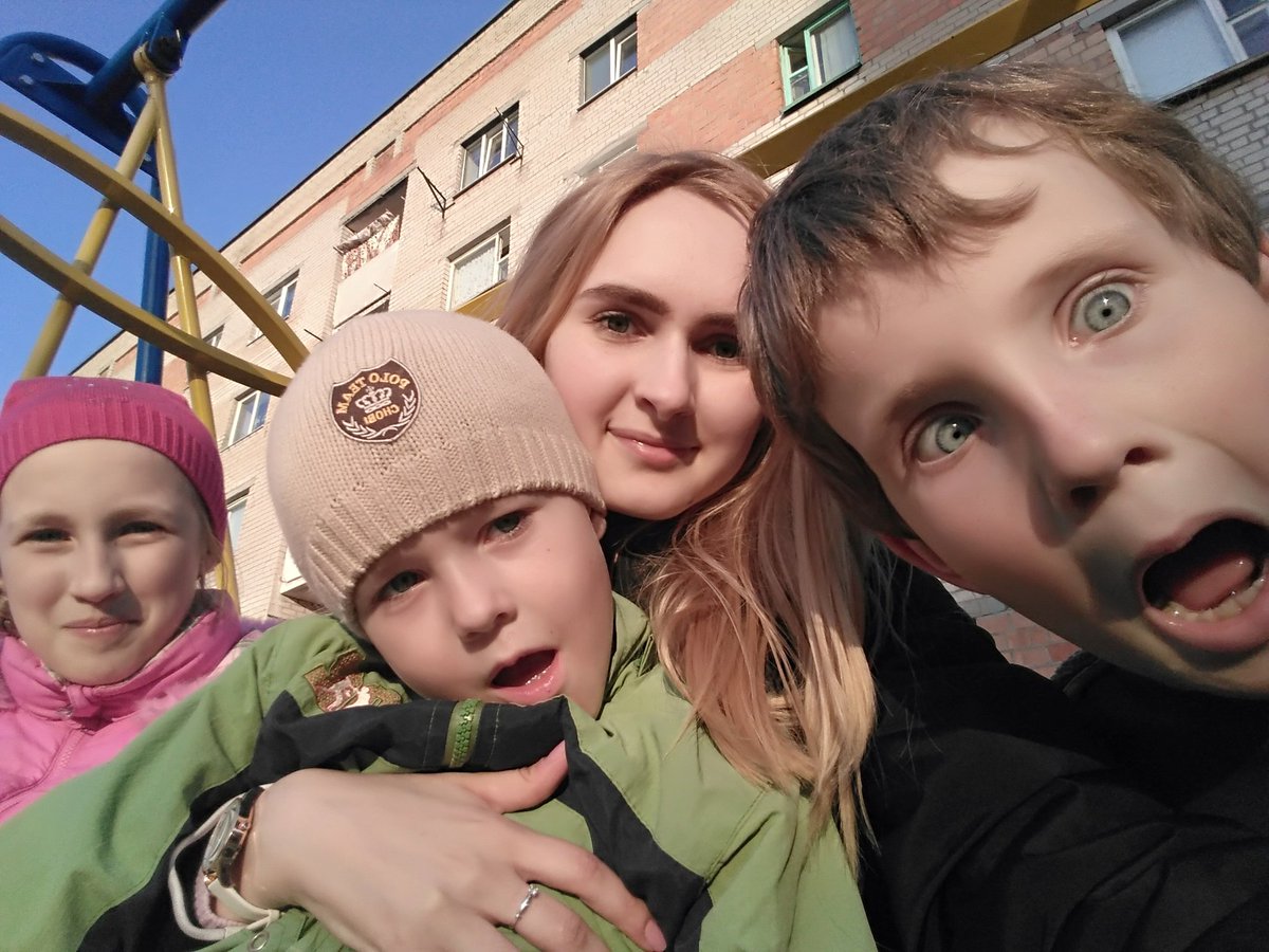 sldkaaa's tweet photo. Семья - это наше всё 🤗 
С мелкими нормально сфоткаешься, ну да ладно.  Зато нам было весело.
Когда-нибудь у меня будет такое фото уже со своими детишками💓 https://t.co/AEyluNVzTs