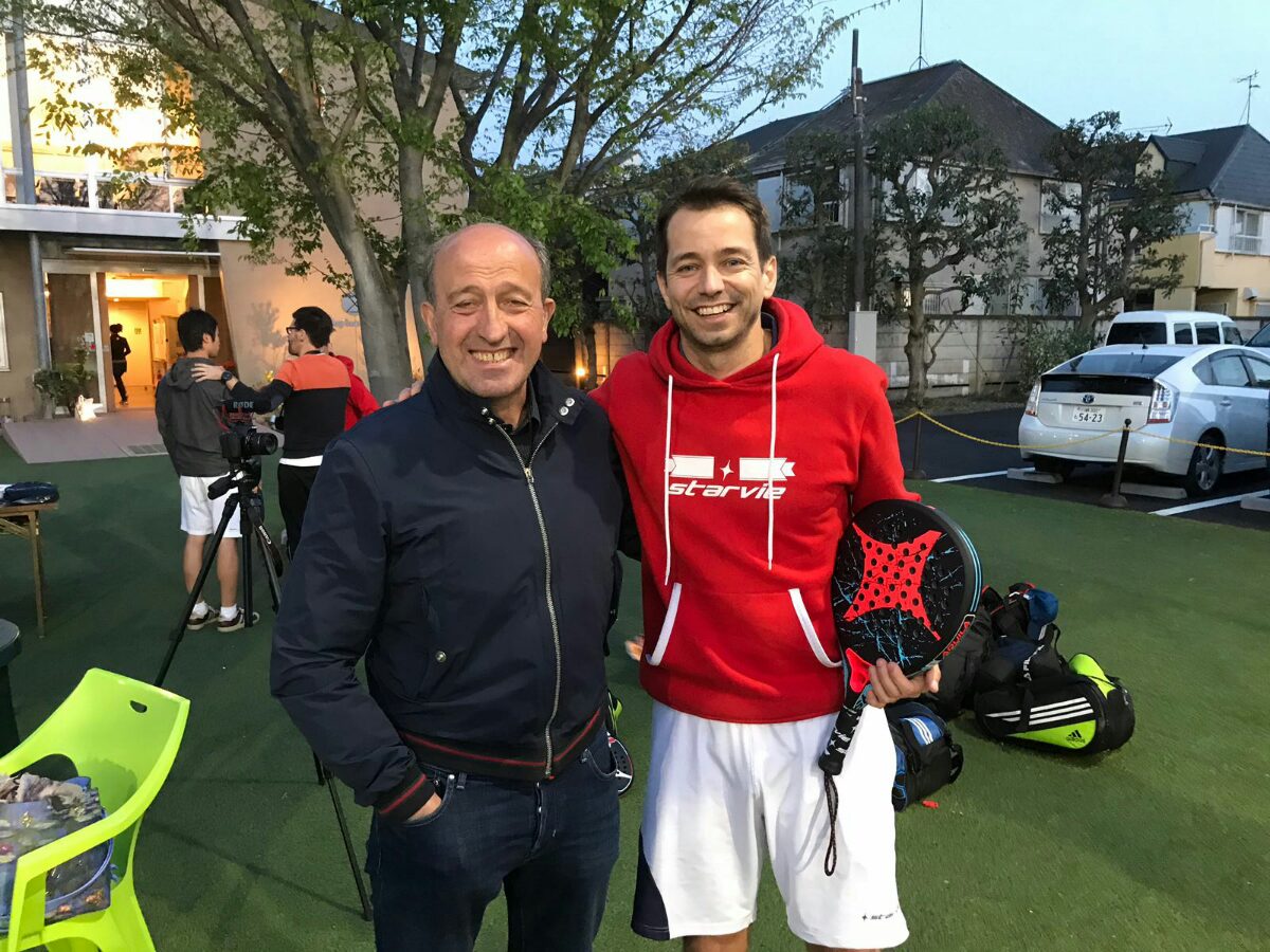 starviepadel's tweet photo. Todo un éxito el primer clinic en Japón🇯🇵con visitas muy especiales de Sr. Takahashi, creador de Oliver y Benji (2ºfoto) y Lotina, entrenador del @TokyoVerdySTAFF(3º foto) 👏👏
#StarVie | #BeTheBest | #FactoryTourJapan https://t.co/O56COb50Kn