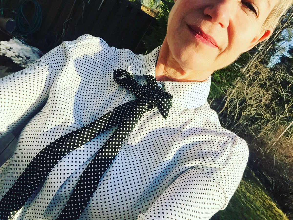 JonassonIna's tweet photo. #knytblusfoersara #saradanius #knutblus #SvenskaAkademin #SwedishAcademy https://t.co/2BDAUUdFjY