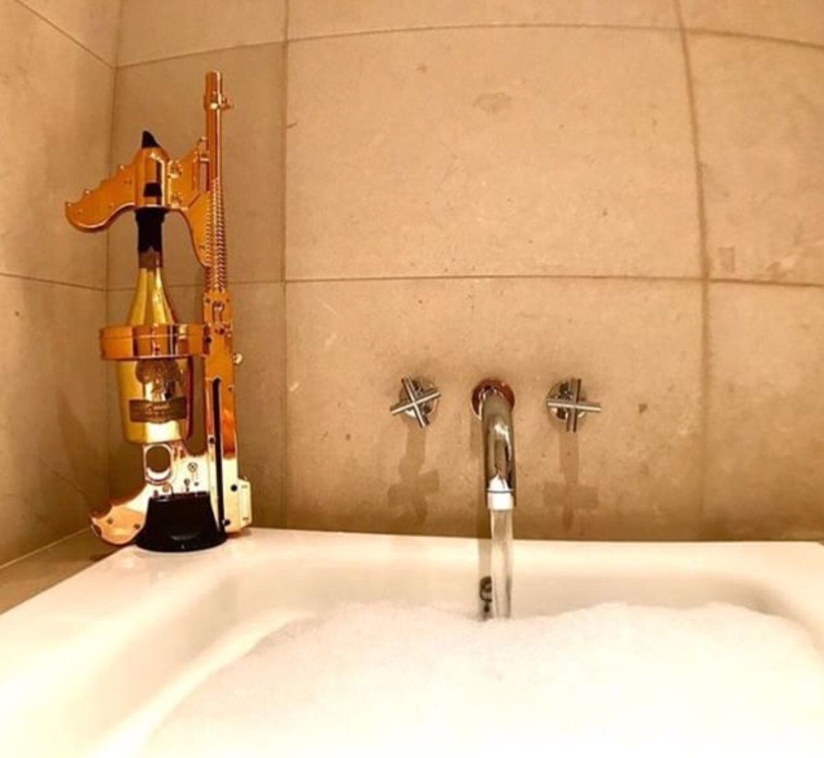 extranightgunnl's tweet photo. Take a bubble bath boss. Weekend vibes! 🍾🍾#masonwatches #champagnegun #champagne #bath #luxury #lifestyle #boss #livingthedream #rich #famous #weekend #chill #partyweapon #calmbeforethestorm #jetset https://t.co/7tDo4hQiNB