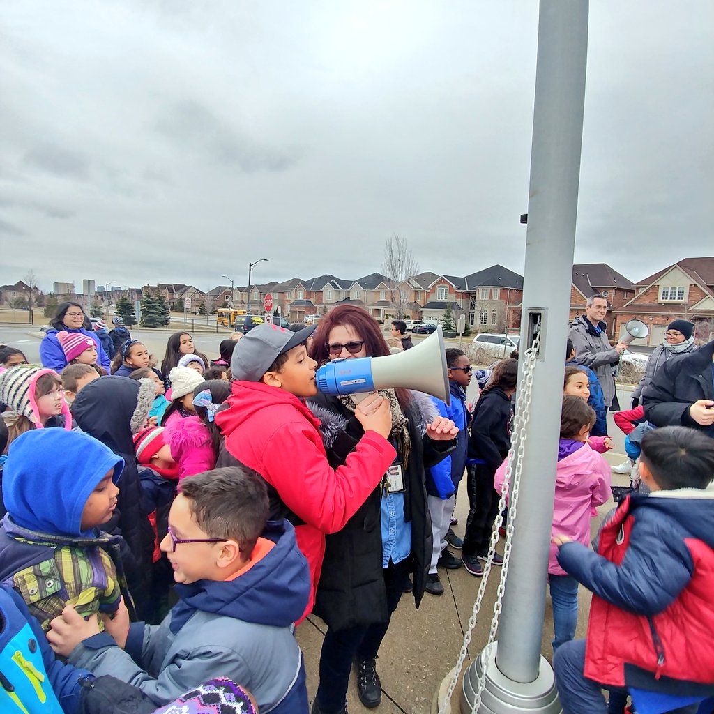 BravestBears115's tweet photo. 🎉An exciting day today as we raised the flag for #AutismAwarenessDay! 
#nmns115 #makinglearningfun #rosasrece #rosasreceerw 
🎉👫👫💙🚩🎊 https://t.co/aKNeEDb9Ea