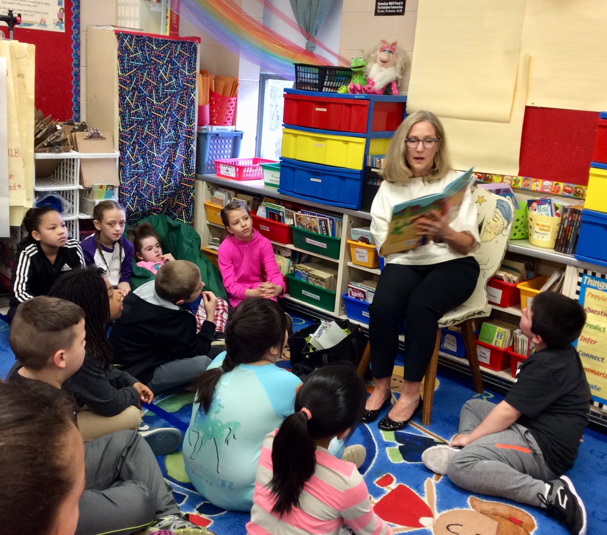 Room8IsGreat1's tweet photo. Thank you to @MaryannSRI for taking time to read and chat with us about Arizona.  We loved your visit!❤️ #readingweek #welovebooks @wednovans #RIDE https://t.co/831FuCSTuB