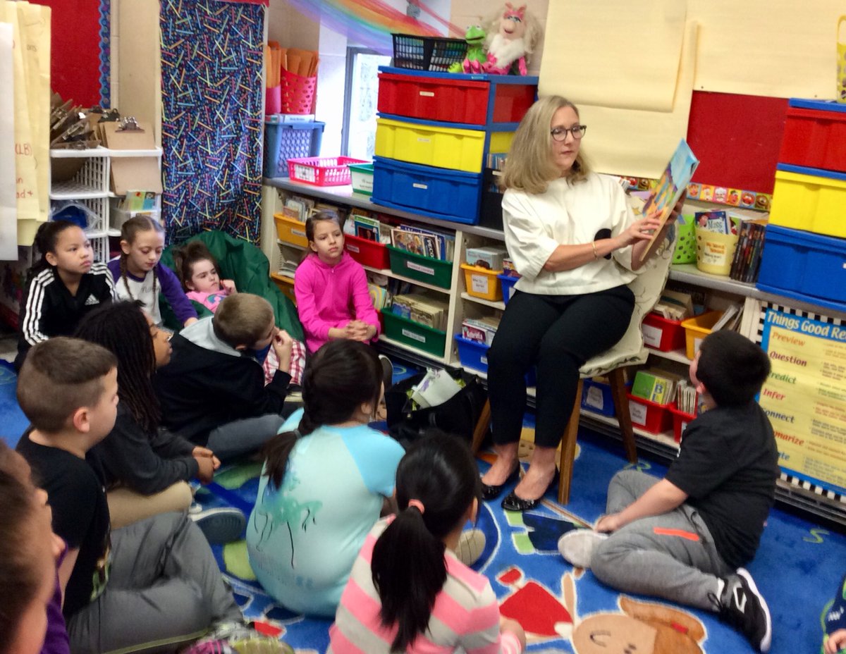 Room8IsGreat1's tweet photo. Thank you to @MaryannSRI for taking time to read and chat with us about Arizona.  We loved your visit!❤️ #readingweek #welovebooks @wednovans #RIDE https://t.co/831FuCSTuB
