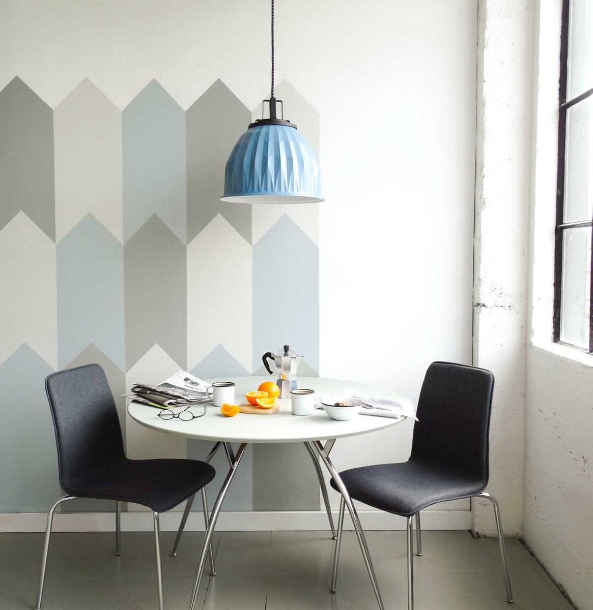 colorhousetweet's tweet image. This geometric pattern pieces together FLINT .01, FLINT .03, and DENIM .03 from the Mercantile Color Collection just in time for your #SpringRefresh! Follow the link to see how our #ColorNerds created this cool + sophisticated mural. bit.ly/1EFVZIk