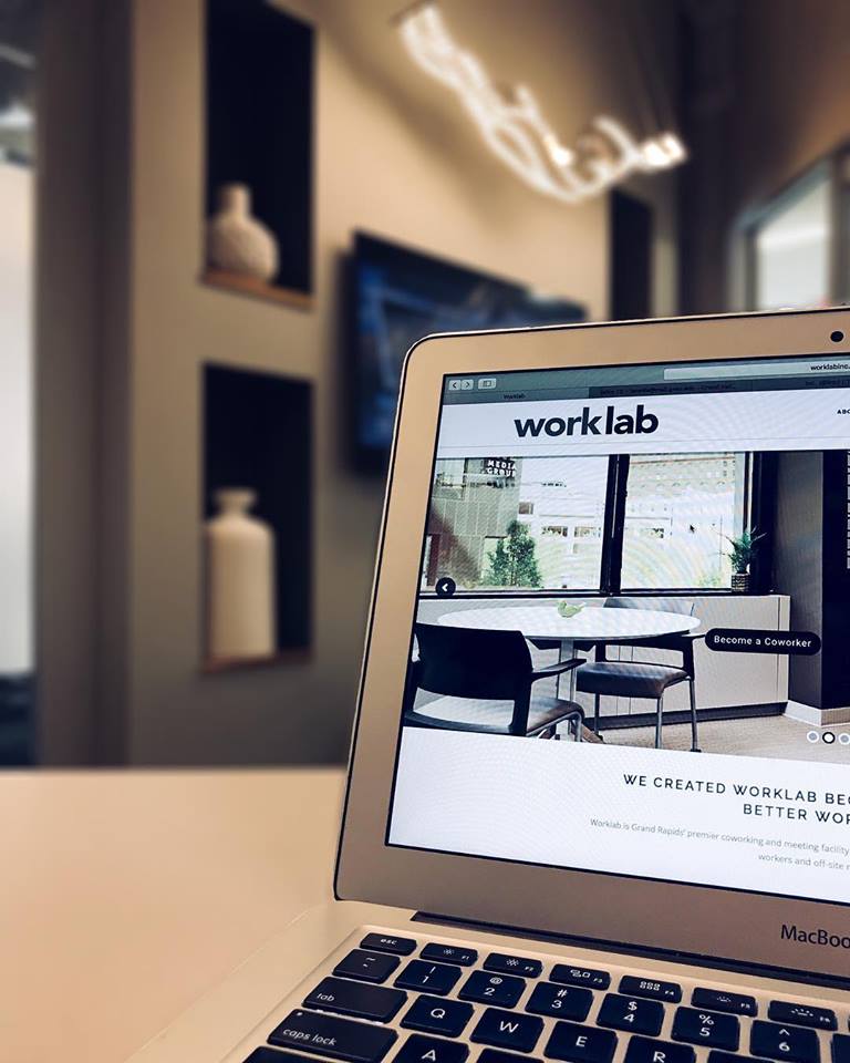 Friday is almost over! Stop in before 5pm to get some work done. Not a member? Head to our website to check out our flexible options. (Link in bio ⬆️)