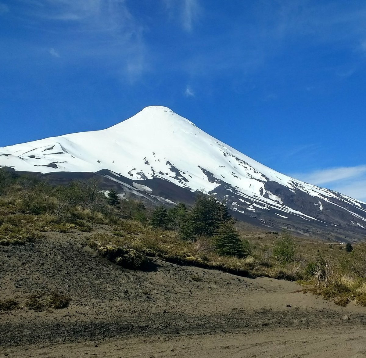 chilegeographic's tweet image. #Montañismo #Senderismo #Trekking #Caminatas en los faldeos del #Volcán Osorno! Aventúrate con nosotros en este recorrido por la #Naturaleza entre #Nieve #Lagos #Montañas y hermosos paisajes. Contáctanos : Whatsapp +56933086264