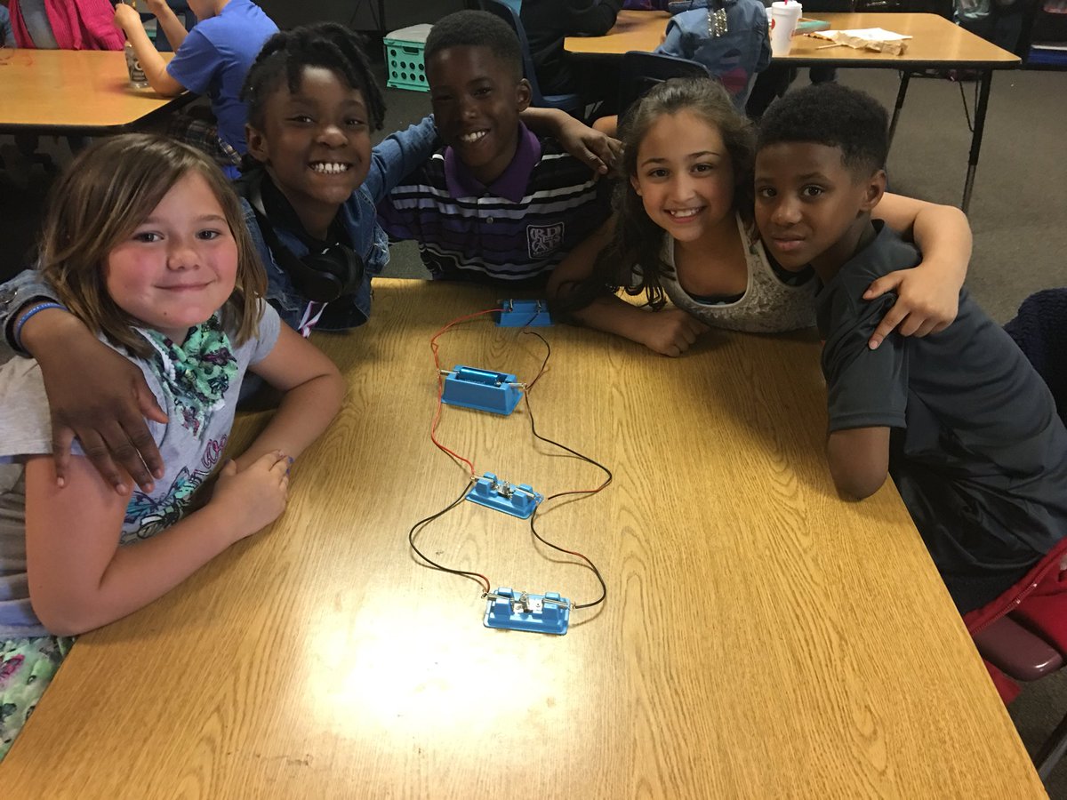 MissASaullo's tweet photo. The past two days we have collaborated to build parallel circuits and series circuits! #CircuitsCircuitsEverywhere #handonslearning #electricity @PontiacElem @RichlandTwo https://t.co/bj5gdV6ZLy