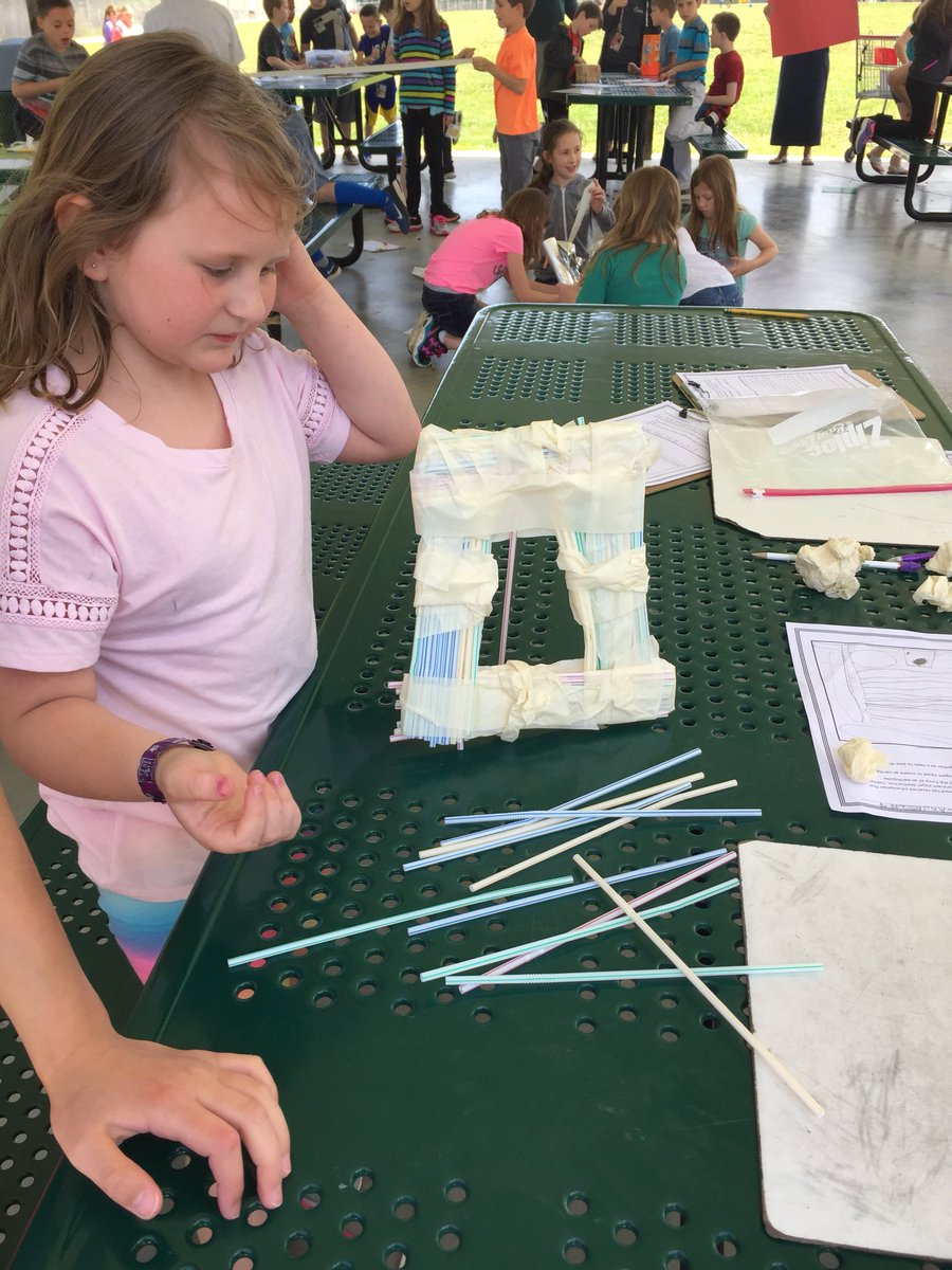 2ndGradeTV's tweet photo. 2nd graders received an urgent message today to design an earthquake proof building! #unitstarter #handsonlearning #stem @DeAnnaSMartin https://t.co/adsl7imUvF