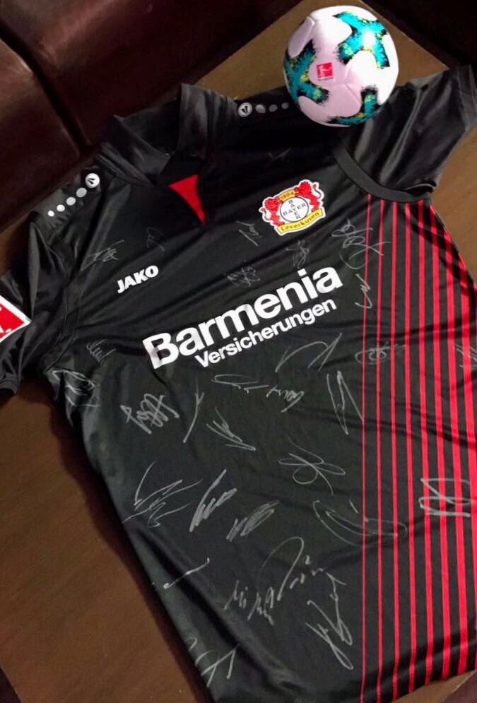 bayer04_es's tweet photo. ¿Te gustaría asistir al #BundesligaFanFest en la Ciudad de México y ganar estos premio? ⚫️🇲🇽❤️

Dale RT a este tuit y ven a vivir la experiencia 👕🦁

#B04SGE https://t.co/3le16Gbnes