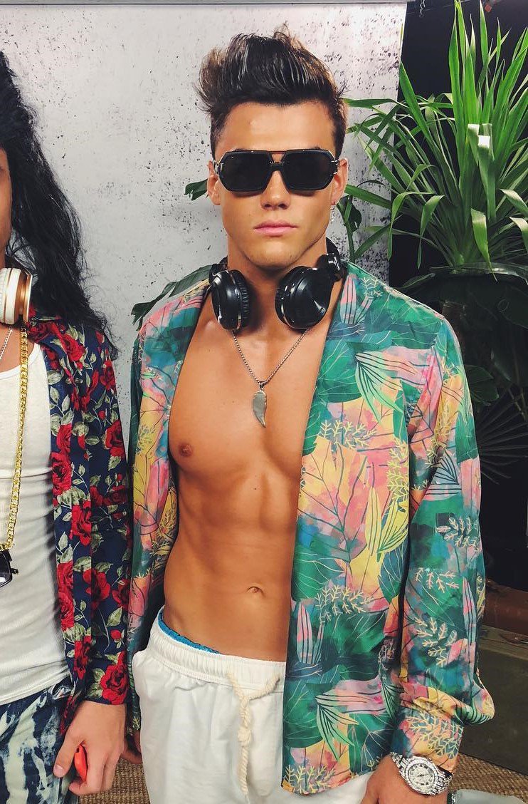 ifshestansgray's tweet photo. IF SHE STANS GRAYSON SHE'S YELLING https://t.co/9CaNVrdu9R