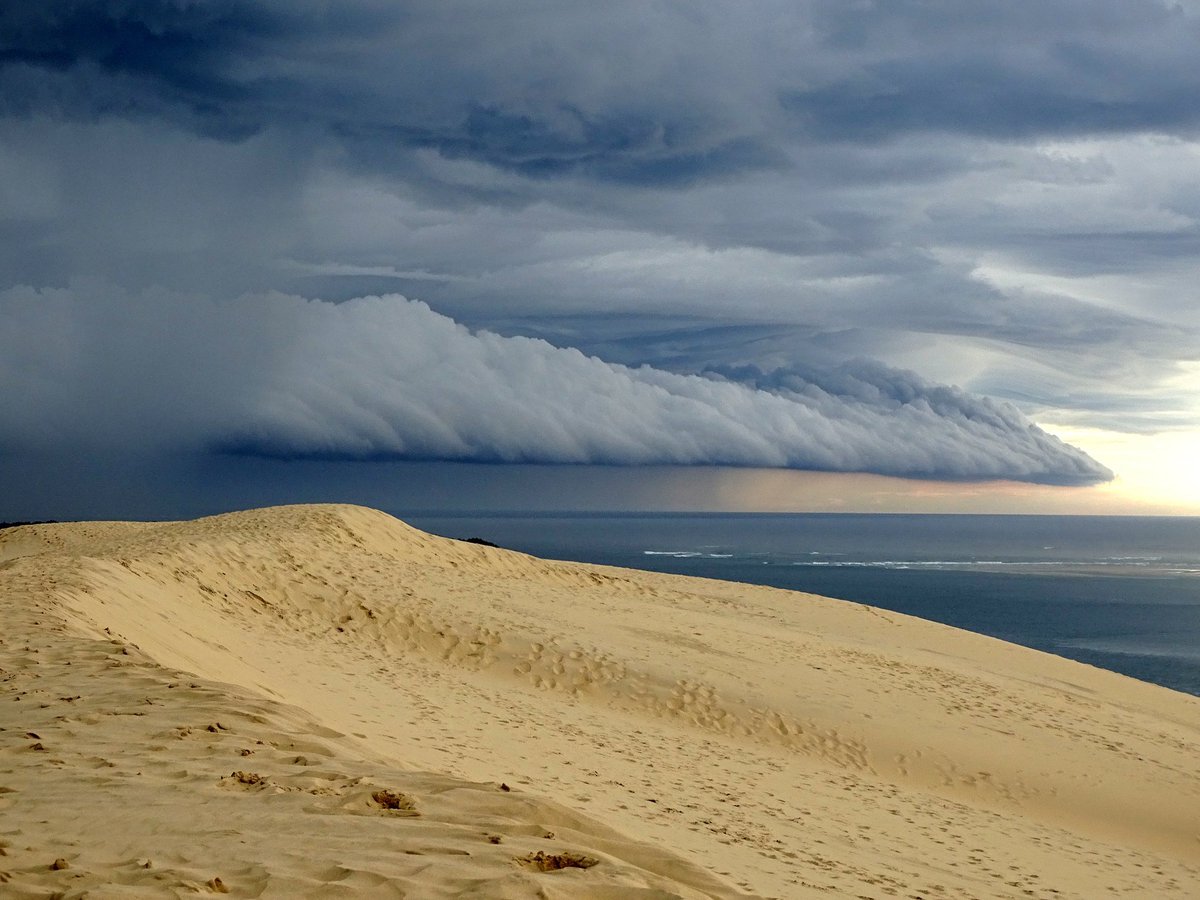 MeteoContact's tweet image. PHOTO | ORAGES EN GIRONDE ⚡️
Superbe arcus à l'avant des #orages ce vendredi 13 avril en soirée. Photo Florian Clément sur Instagram depuis la dune du #Pilat ! #Gironde #BassindArcachon