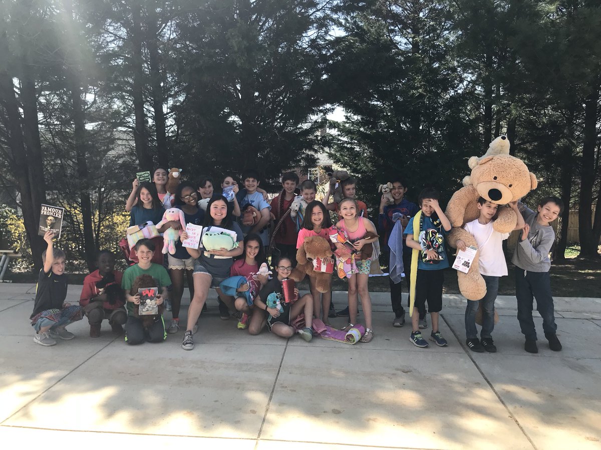 MrsLanesClass's tweet photo. Fourth graders celebrate reaching a class goal by bringing in a fuzzy reading buddy and reading outside! 😎 #fourthgraderocks https://t.co/nJxqTbNiJ9