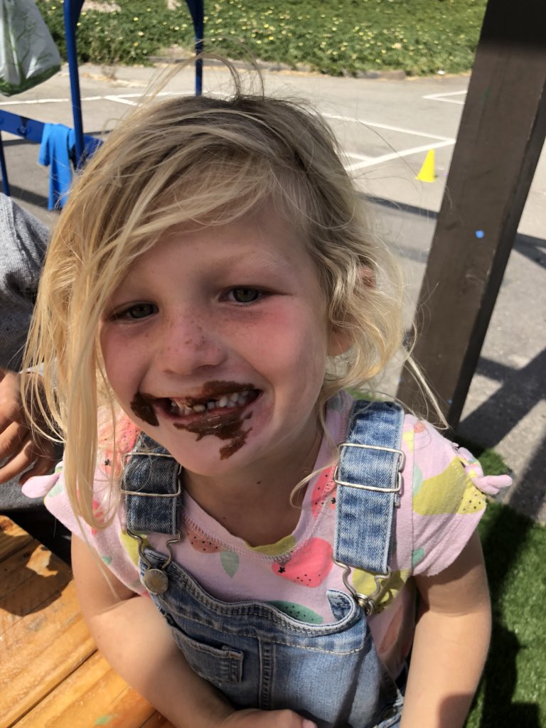 AnnieGill521's tweet photo. Great way to end the break...solar oven S’mores! #yum @BASE_Programs #BASECampPalmquist #SDstemCOP https://t.co/jrQxpD8BBX
