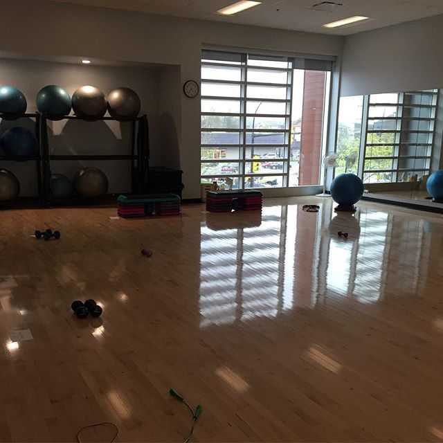 kimbond07's tweet image. 5:15 Circuit class. My focus is stability and balance, with a lot of work hard. If you are coming on a Friday night , you will be putting in lots of effort! 💯❤️🇨🇦💪🏋️‍♀️#everydayathleteseducators #physicalliteracy #communityrec #groupfitness #personaltrainer