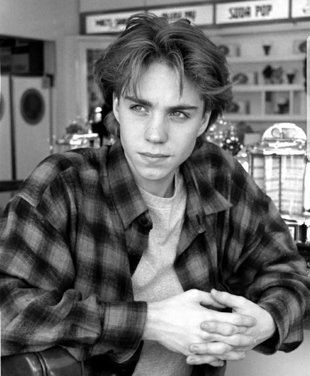 Happy birthday to this amazing angel,Jonathan Brandis, who left us too soon. We miss you 