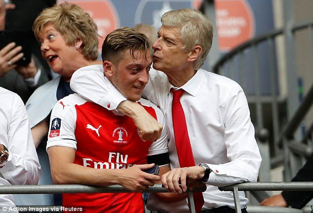 ArsenalChile's tweet photo. #DiaInternacionalDelBeso, parte II. https://t.co/41AbHUvFpd