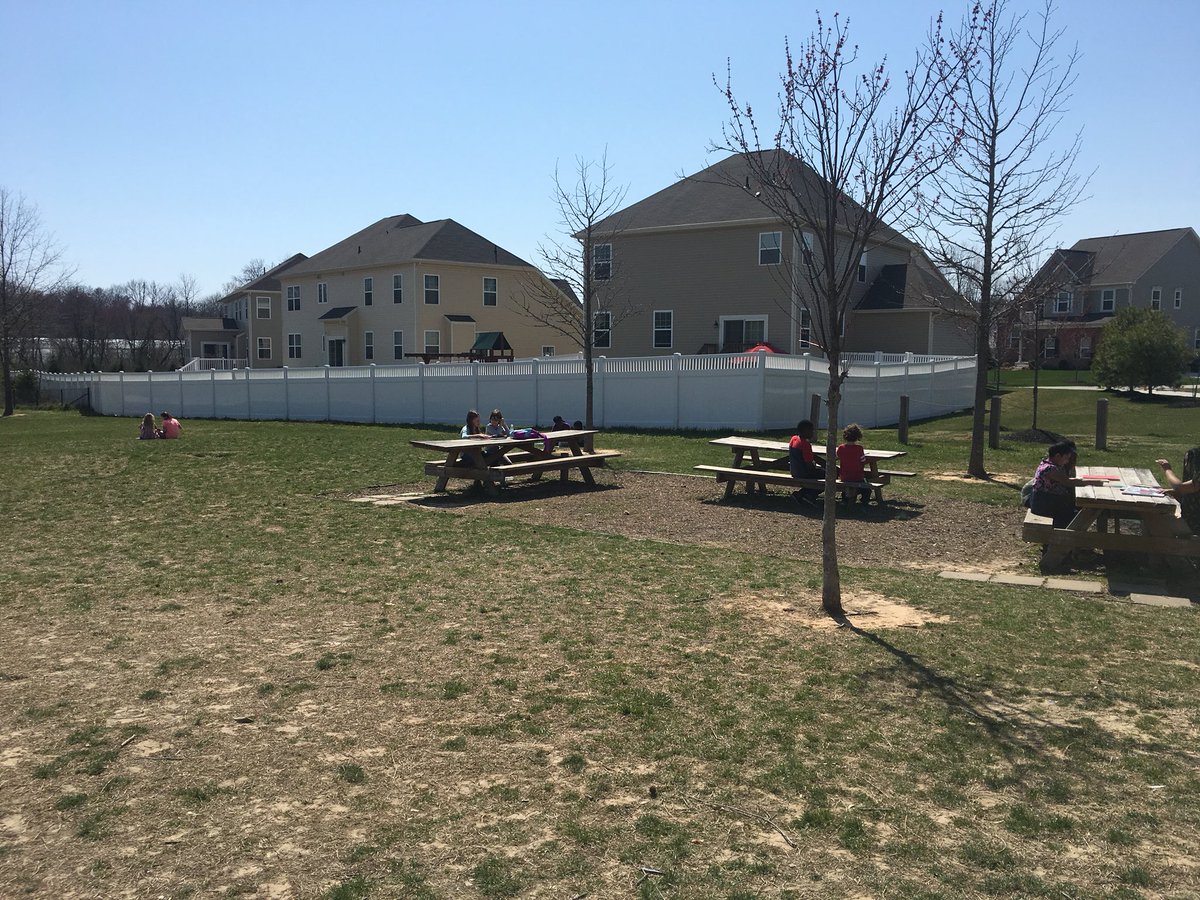 Reading with our fifth grade buddies on this gorgeous day!! #growingreaders #kidswholovereading #complimentsandsuggestions #buildingcommunity #WeAreVincentFarm <a href="/Ms_DaviesVFES/">Allison Davies</a>