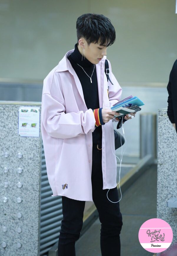 JEUPSTYLE's tweet photo. [180414 출국 프리뷰]
빤니와 제업*´꒳`* 이따 공연장에서 만나❤️

@19951017net 이항님 감사합니다 ㅊㅅㅊㅅ

#임팩트 #IMFACT #제업 #JEUP
#제업스타일 #JEUPSTYLE
#엠넷 #케이콘 #Mnet #KCON https://t.co/hHIKN8AQeR