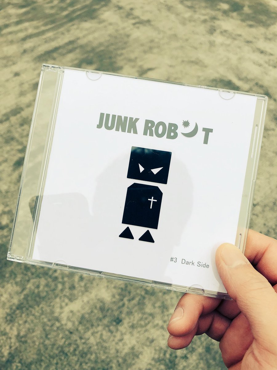 yozora_taiga's tweet image. 届いたよ〜♪ありがと〜！
出勤途中に早速聴く！

朝シャワーのお陰で手がふやけてるのが、少し恥ずかしい。

#junkrobot
#3
#darkside