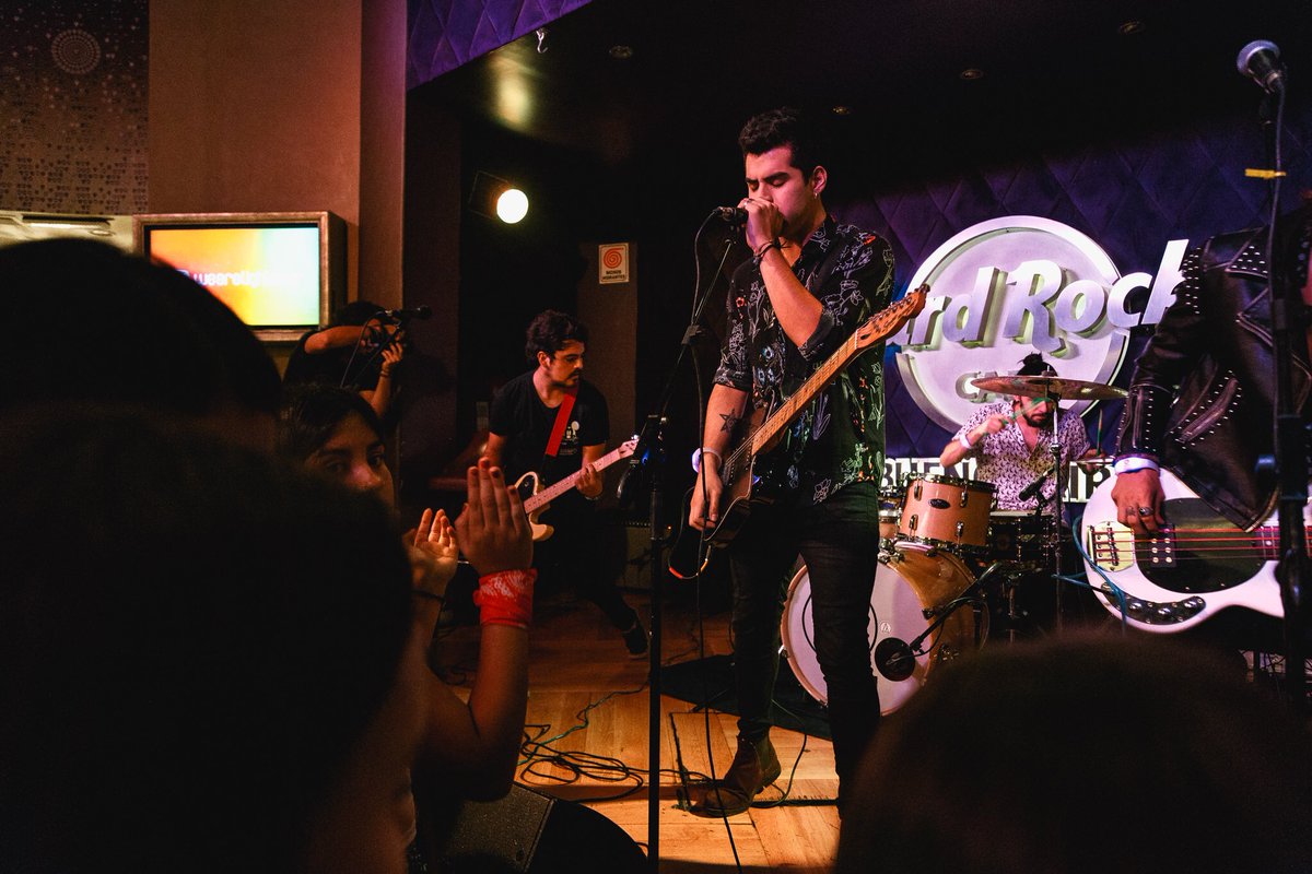 jump_banda's tweet photo. PH 📸 @wearelights_ar 

Hey ! este miércoles explotó el @hardrockcafebsas con @wearelights_ar ❤️.La pasamos genial y muchas gracias a tod@s los que se acercaron al show 🌹. https://t.co/5wME0BKFcd