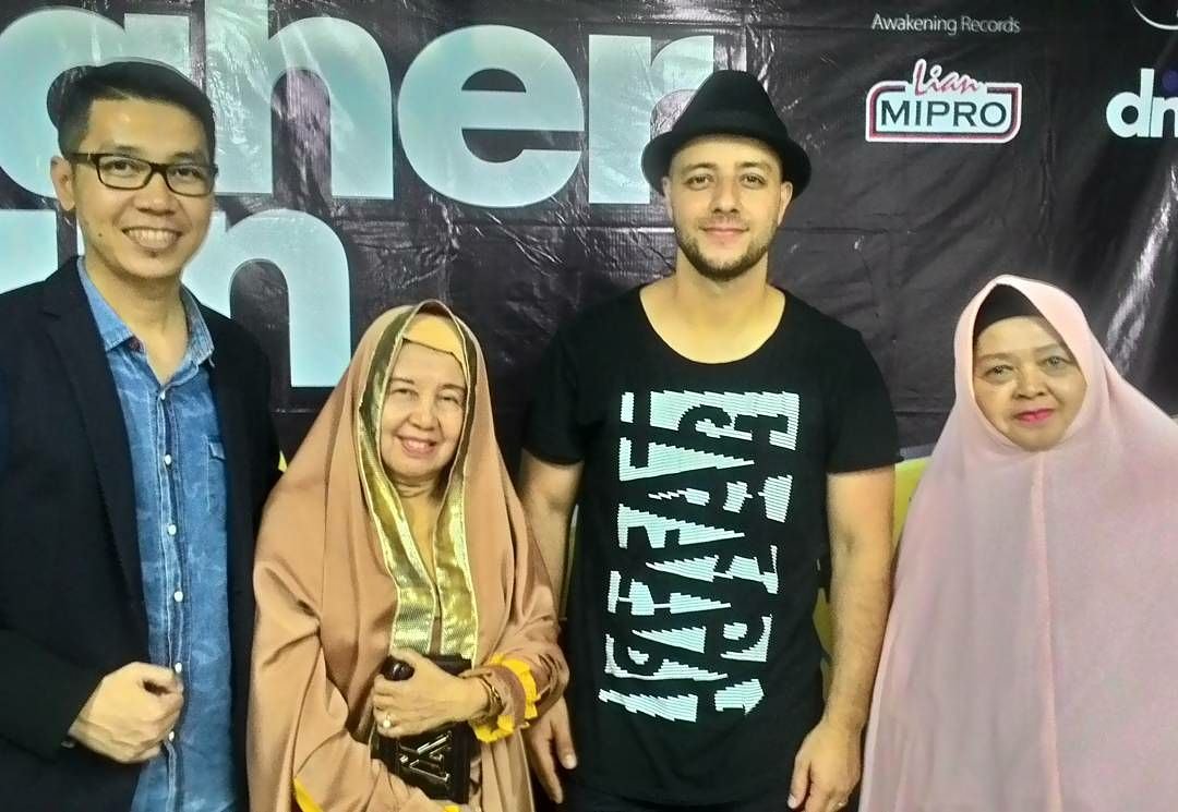 ipphoright's tweet photo. Kalau ada #masalah, ibu saya selalu bilang, "Insya Allah ada jalan keluarnya." Bukan karena Maher, beliau mengucapkan itu 😁

Btw, hari ini ibu saya tepat berusia 74 tahun. Semoga ibu saya dan ibu kita semua selalu sehat, bertambah syukurnya, dan bertambah sabarnya. 

Aamiin. https://t.co/4op1H207ZM
