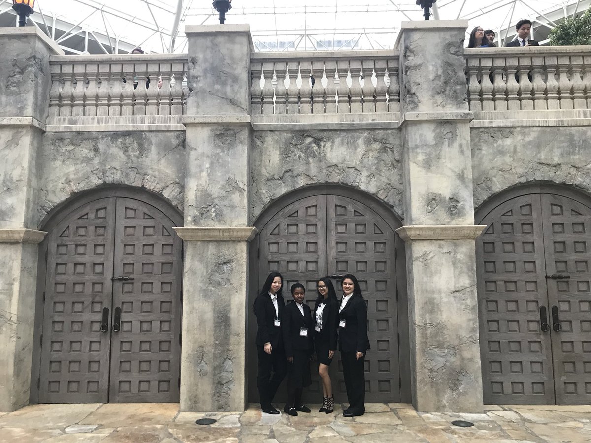 bnhshosaca's tweet photo. having fun at #StateHOSA!!! #area5isalive #HOSA #communityawareness #starbucks @ValentaBNHS https://t.co/TX3DSGK0jH