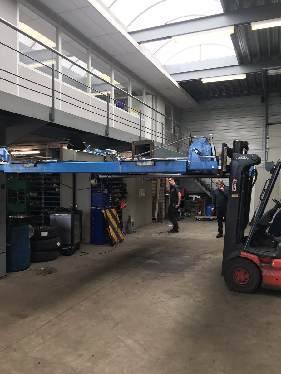 NijkrakeVerhuur's tweet photo. Vandaag onze “nieuwe” vier koloms 5OOO KG APK hefbrug geplaatst .....XXXXL !!! BIG !!

ideaal voor campers en bedrijfswagens

Rijplaat lengte 520 cm !
Doorrijbreedte 278 cm !
Hefhoogte 190 cm !
Hefcapaciteit 5 ton !
Rijplaat breedte 84 cm ! https://t.co/tjqka6Pmer
