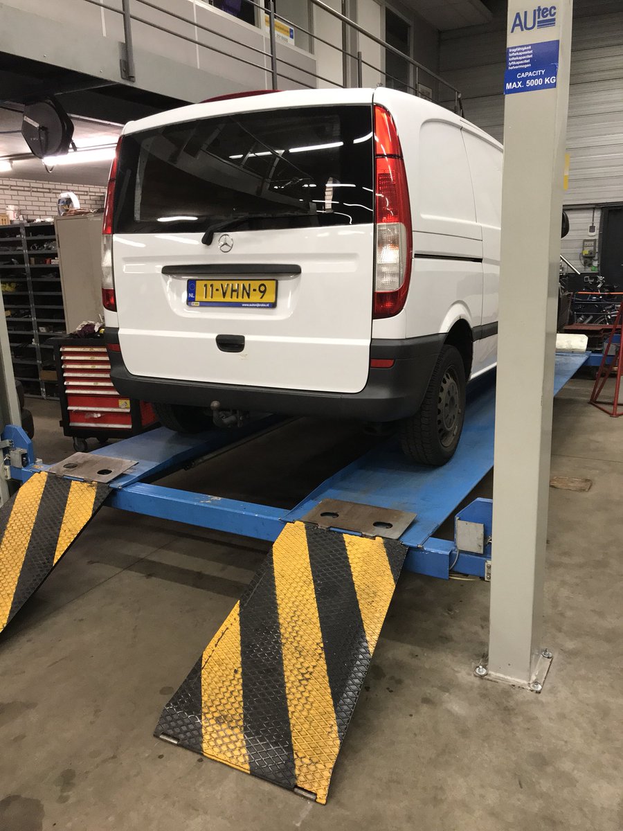 NijkrakeVerhuur's tweet photo. Vandaag onze “nieuwe” vier koloms 5OOO KG APK hefbrug geplaatst .....XXXXL !!! BIG !!

ideaal voor campers en bedrijfswagens

Rijplaat lengte 520 cm !
Doorrijbreedte 278 cm !
Hefhoogte 190 cm !
Hefcapaciteit 5 ton !
Rijplaat breedte 84 cm ! https://t.co/tjqka6Pmer