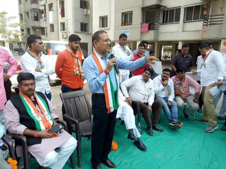 TapariaLD's tweet photo. कांग्रेस के @RameshwarDudi जी का दो महिने पहले एक विडीयो था जिसमें वो "3 करोड़" रुपए जुए मे हारने की बात कर रहे थे

@RameshwarDudi जी की कुछ तस्वीरें भी  आयी है जिसमे मशहूर नामी "किर्केट बूकी" साथ में खड़े है

""कुछ कहेंगे डूडीसाहब यह रिश्ता क्या कहलाता है????

@VasundharaBJP  जी https://t.co/snmw5woQ9r
