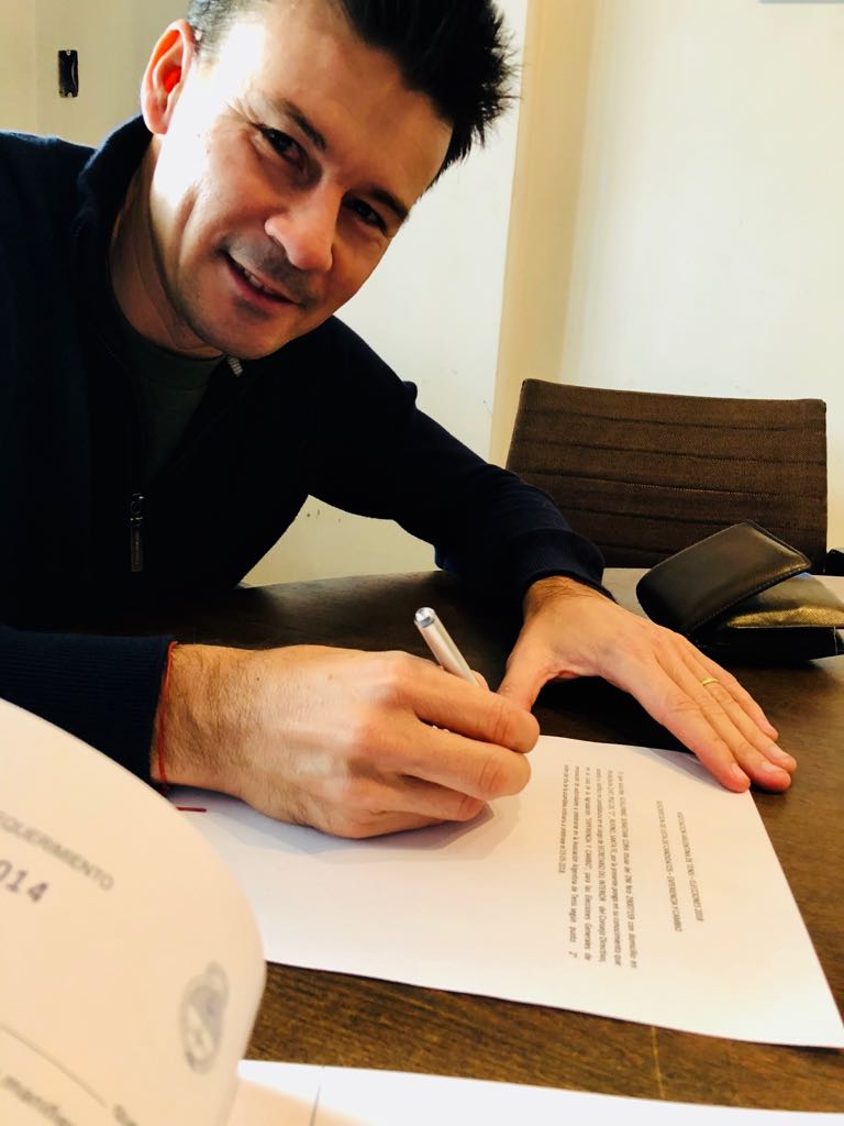 agustincalleri_'s tweet photo. El mago @guillecoria firma en la escribanía Ballestrin su incorporación a la lista de #ExperienciaYCambio como candidato a Secretario de Interior. ¡El 3 de mayo recuperemos el tenis argentino! https://t.co/5wpEkMEFIg