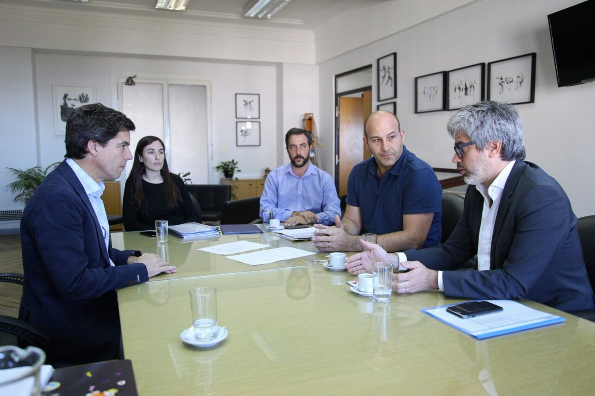 YoSoyMartiniano's tweet photo. Me reuní con @pberecia para hablar sobre las obras pluviales que estamos haciendo en Villa Alcira y Villa Luján. Además, charlamos sobre los proyectos para mejorar nuestra Ribera. #HaciendoJuntos https://t.co/r2fQJhL7u1