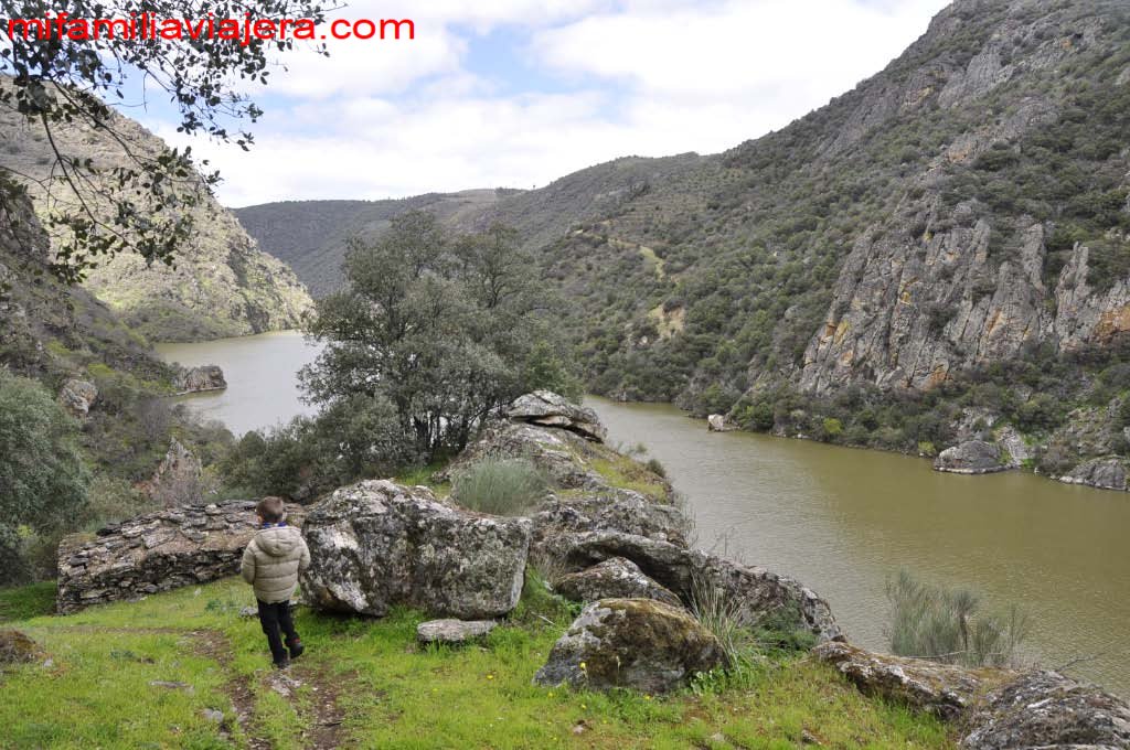 mfamiliaviajera's tweet photo. Los #ArribesdelDuero siempre esconden bellos rincones. Alguno desconocido es por ejemplo el mirador de Rupurupay y la cascada del Remolino. ¿Quieres conocerlos? Pues adelante 👉 https://t.co/5sUmiYEq9o https://t.co/280vRC2GUK