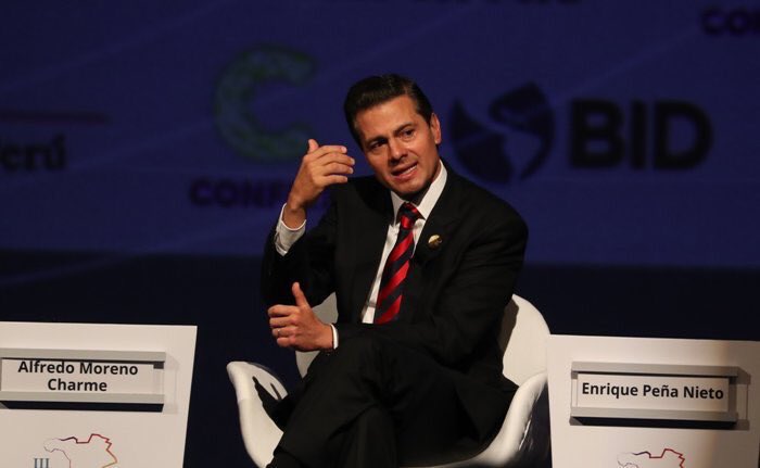 jenarovillamil's tweet photo. “Mexico debe dejar atrás los modelos del pasado que provocaron crisis”, afirma @EPN en la Cumbre de las Americas. De qué modelo habla? Del neoliberalismo que ha dominado desde hace 35 años en Mexico? De las crisis del 87, 94-95, 2008-2009, del 2014? https://t.co/9V7k9LxKuy