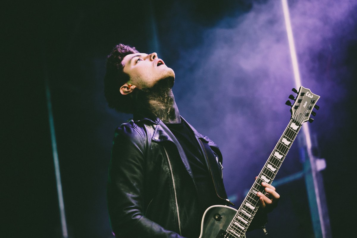 Spent a solid 3 minutes editing out a microphone stand because my Friday nights are just wild.

Before and after feat. Luke formally of <a href="/GrieverUK/">Griever</a>.