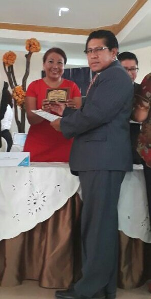 REDMAESTR24D02's tweet photo. Justo reconocimiento realiza la Gobernación de Santa Elena y Red de Maestr@s a los docentes que cumplen una loable trayectoria educativa ¡GRATITUD AL MAESTRO!  @GinaTouma @davidsabando16 @josemunoz816 @REDMAESTR24D02 https://t.co/TGAFlkWM5D