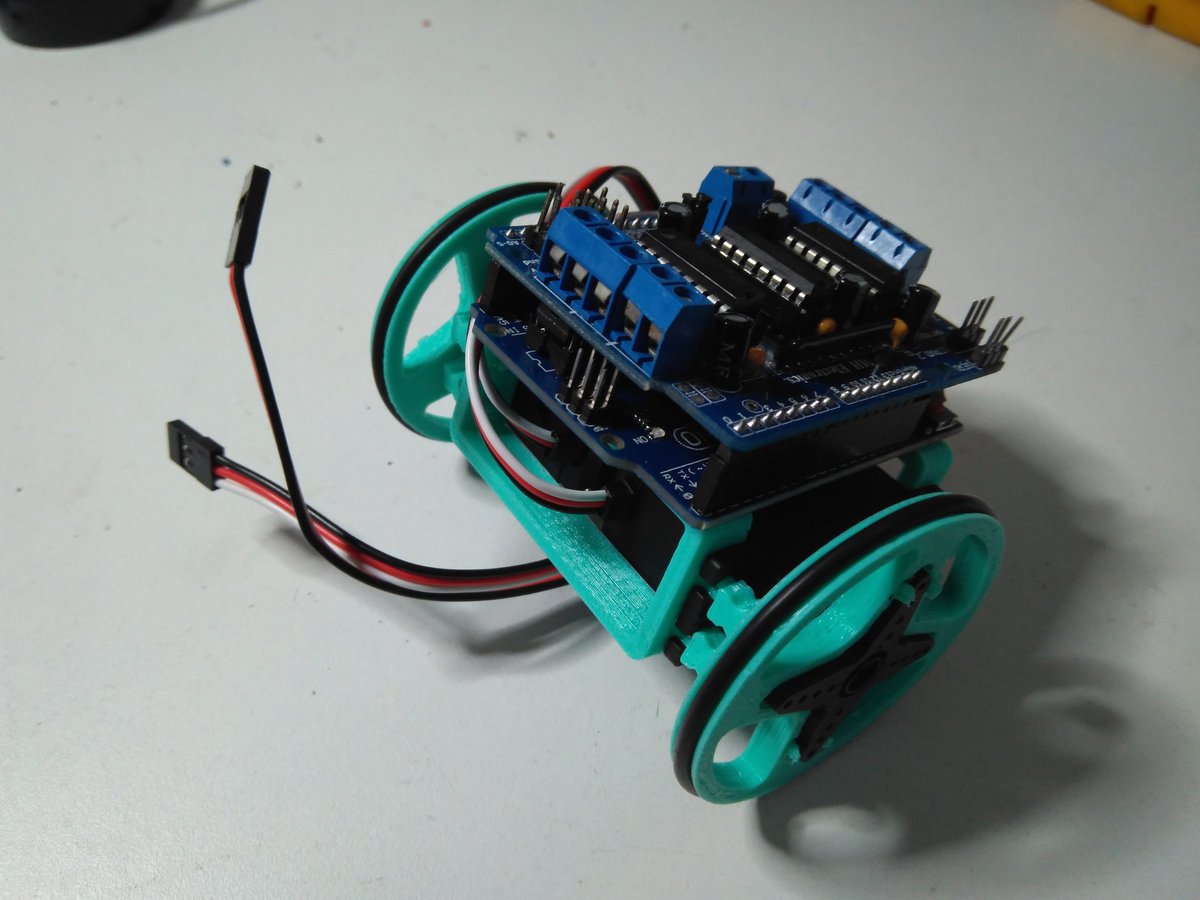 iberobotics's tweet photo. Trasteando con el #IceBot de @Obijuan_cube .... #FPGAwars ! https://t.co/t1WbAEUP47