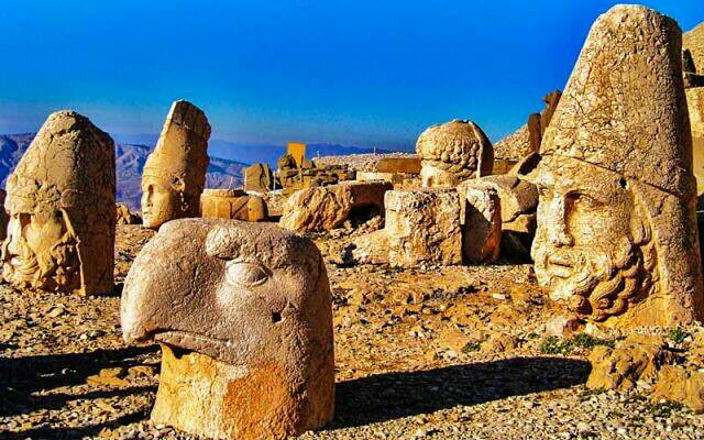 HeritageWorlds's tweet photo. Mount #Nemrut (Nimrud), 62 BC, reign of Antiochus I Theos of #Commagene, statues of various Greek, Armenian, and Medes gods #Turkey

#heritageworlds #antiquity #art #paintings #culturalheritage #museum #worksofart #culturalobject #tourism #mustseebeforedie #history #arthistory https://t.co/9DYrZSEbpJ