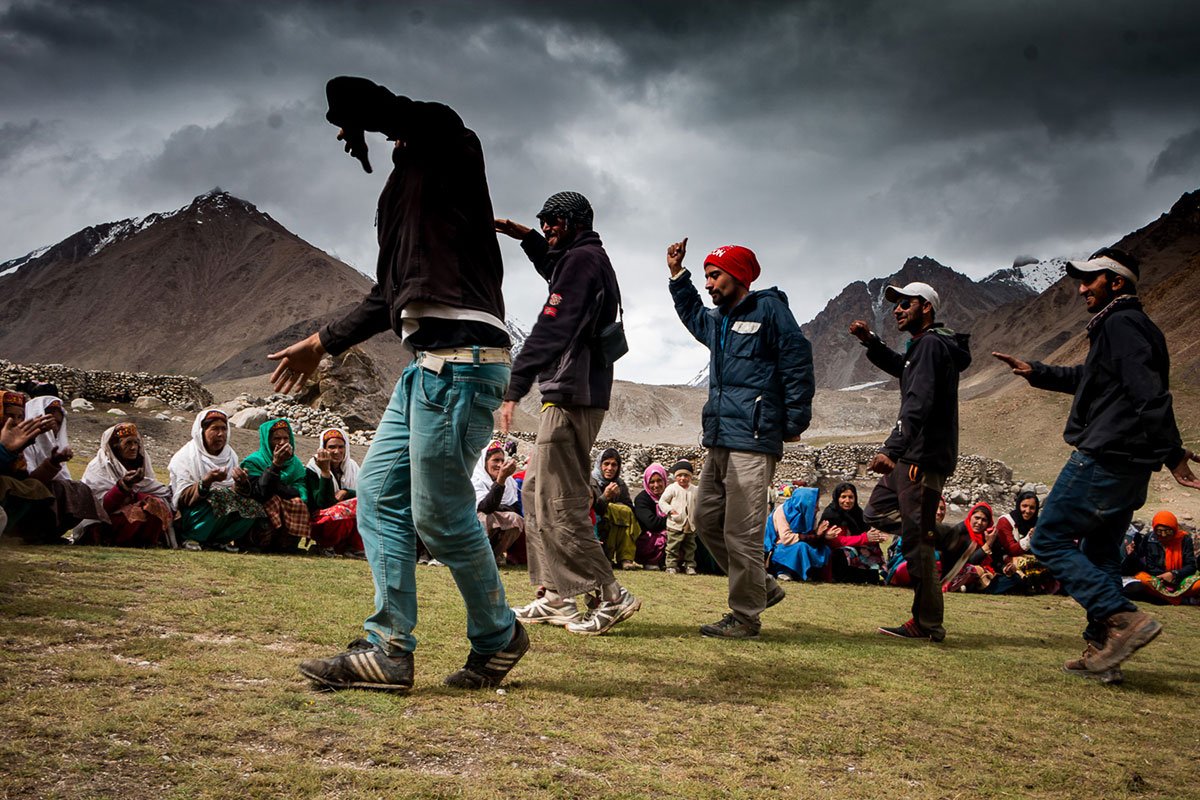 gojalnews's tweet photo. #Shimshal #Pakistan Some local villagers gather during #Woolio. Even the ominous weather doesn't stop men and women from singing and dancing. CAMILLE DELBOS/HANS LUCAS/AL JAZEERA
#Gojal #Hunza #gilgitheartofpakistan #VisitShimshal #Pamir #Khunjerav #China #Afghaan #wakhan https://t.co/2MQSJXXswf