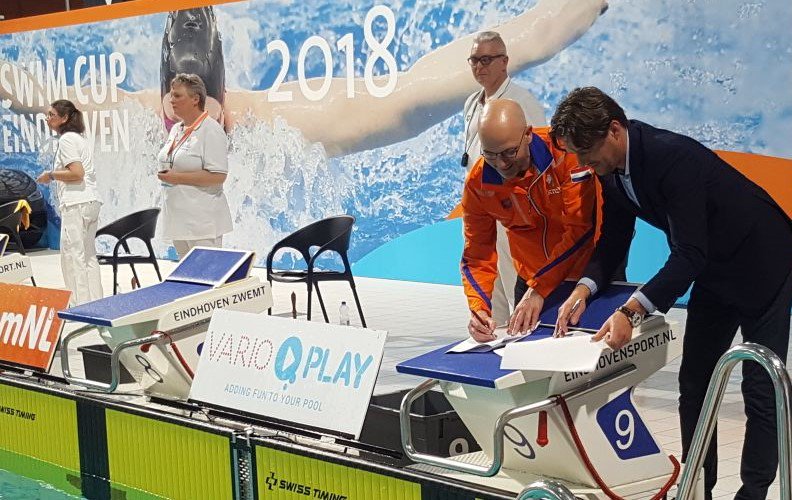 Variopool's tweet image. Varioplay en @KNZBned tekenen een contract tijdens de Swim Cup in het Pieter van den Hoogenband zwemstadion. En @Varioplay verzorgt de tijdwaarneming voor de Swim Cup.