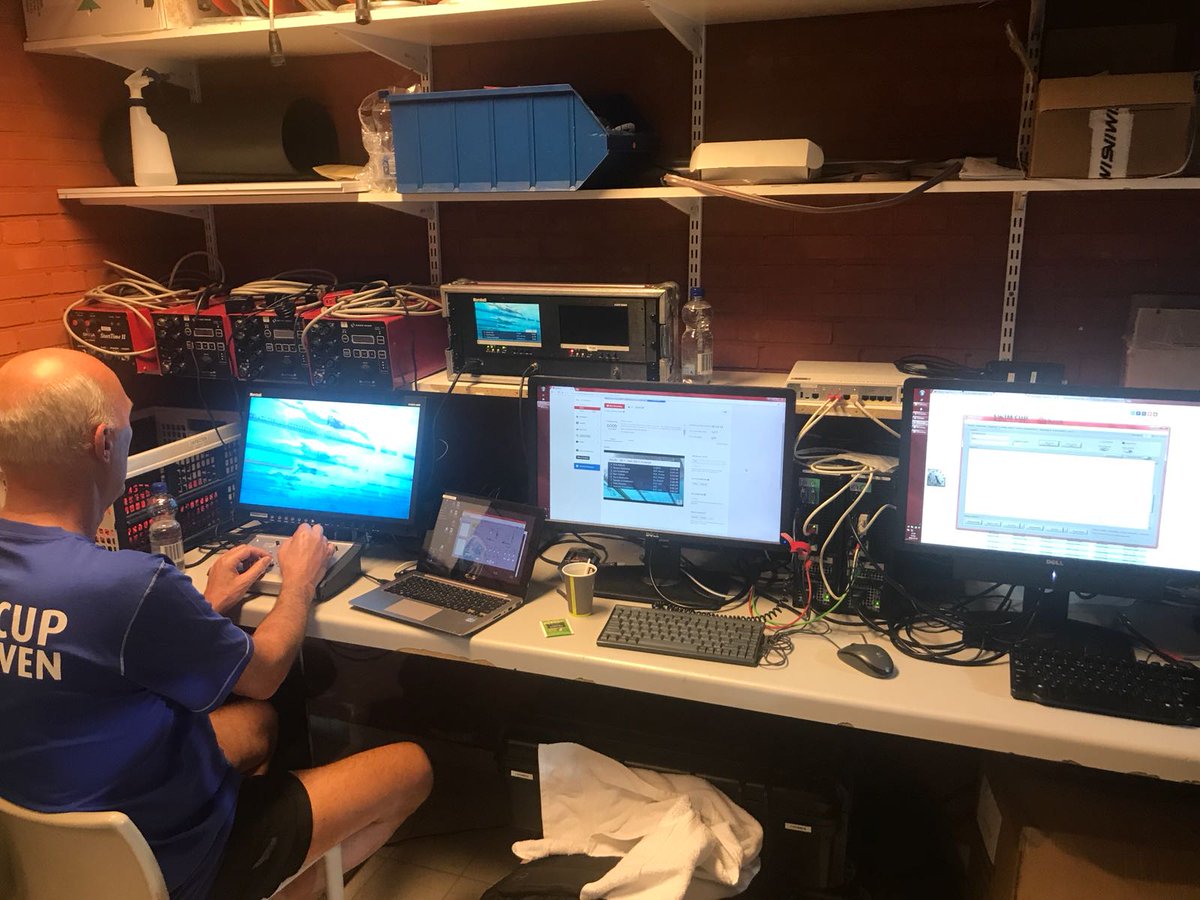 Variopool's tweet image. Varioplay en @KNZBned tekenen een contract tijdens de Swim Cup in het Pieter van den Hoogenband zwemstadion. En @Varioplay verzorgt de tijdwaarneming voor de Swim Cup.