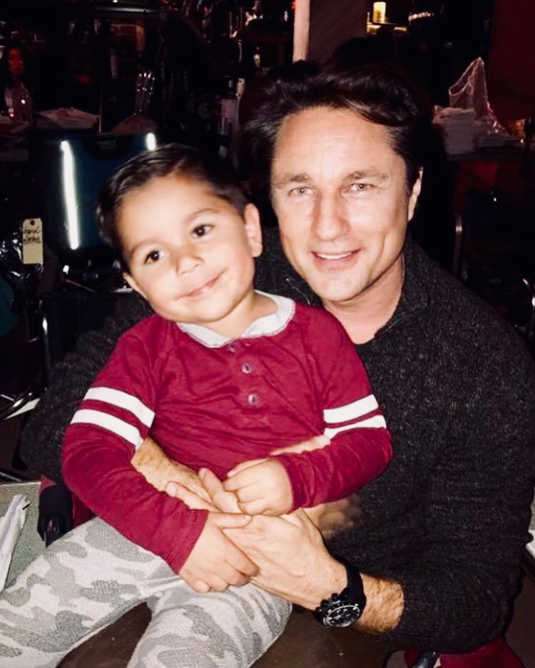 HendersonSource's tweet image. 📸 | #FlashbackFriday! New/old pic of Martin Henderson with the little guest star from #GreysAnatomy 13x20 “In The Air Tonight”. The episode aired a year ago today.

instagram.com/p/BhhKjCsB0Ly/