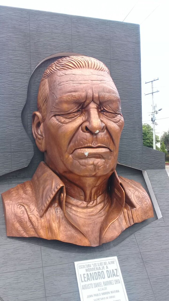 TutoUhiaAlcalde's tweet photo. Rechazamos contundente y categóricamente estos actos de  vandalismo en contra de un monumento tan importante. Pedimos a las autoridades dar con el paradero de los responsables e invitamos a los vallenatos a apropiarse de la ciudad. Hagamos de Valledupar la ciudad más linda. https://t.co/KgJypKpabx
